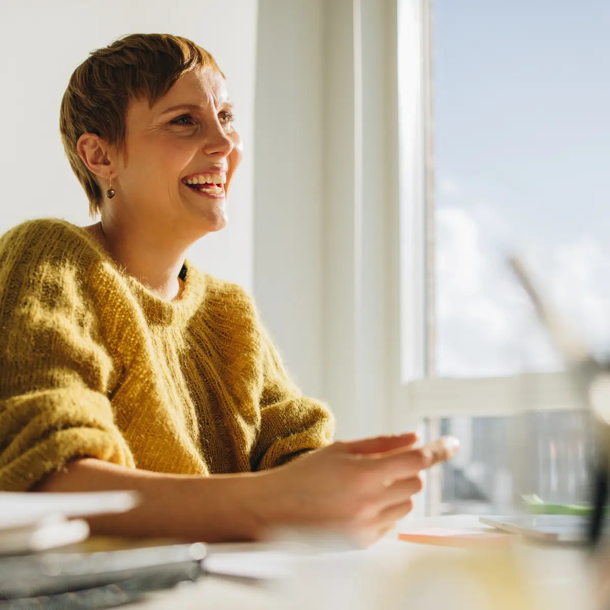 women-at-office-desk-1200x1200-01