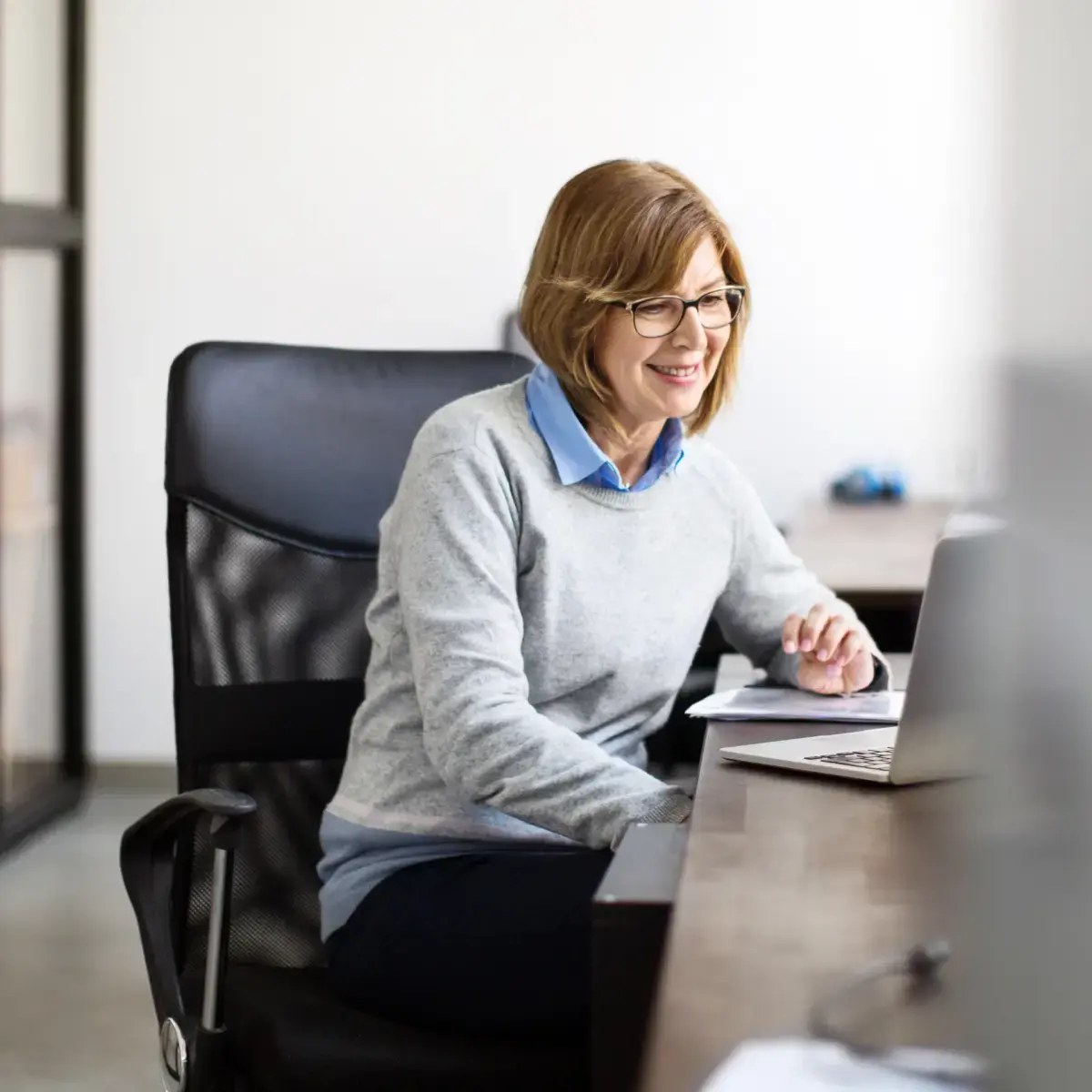 women-is-working-in-front-of-labtop-1200x1200-1