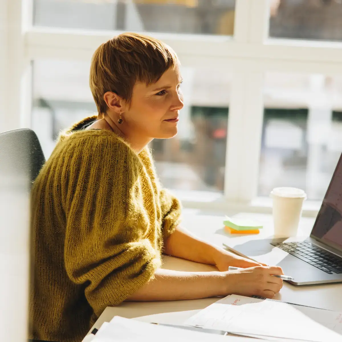 women-sitting-in-the-office-1200x1200-01